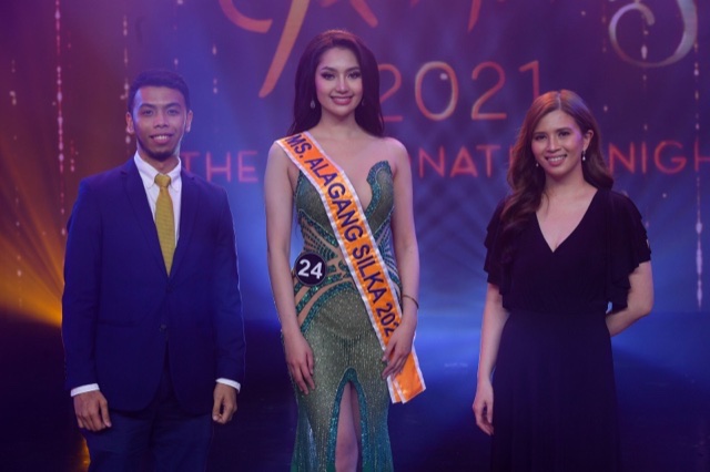 Binibining Pilipinas, together with Silka, awards the first ever winner of Miss Alagang Silka