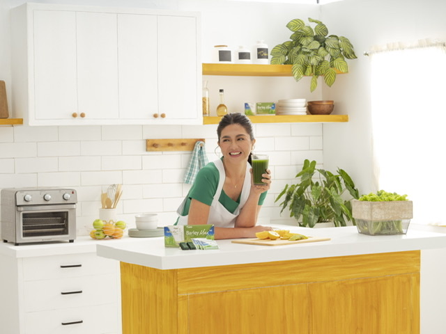 Dimples Romana enjoys the power of natural with Santé Barley Max