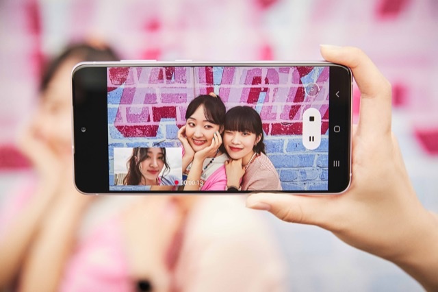 Fan of mobile vlogging? Samsung has an epic smartphone for that!