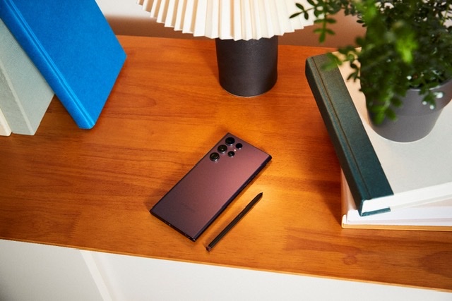 Unpacking the Samsung Galaxy S22 Ultra: 4 ‘Firsts’ that Break the Rules
