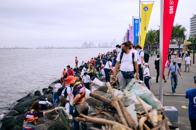 SM Prime Holdings hold 2022 International Coastal Cleanuptogether with SM Cares, SM By the Bay