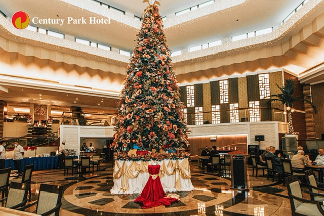 Century Park Hotel Holds Annual Tree Lighting Event