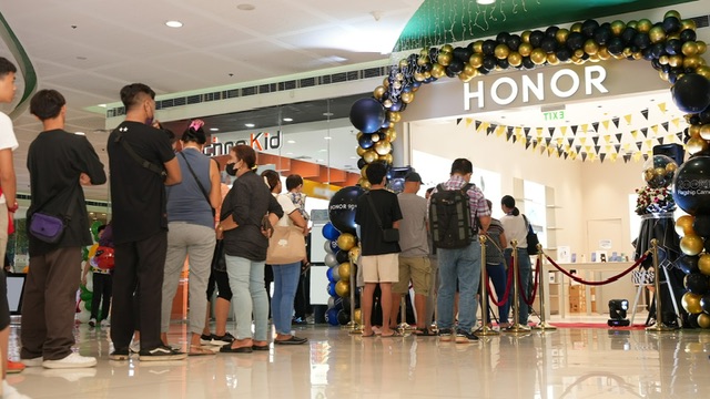 10th HONOR Experience Store opens in SM Mall of Asia