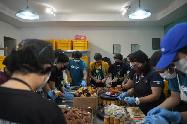 Globe’s Hapag Movement volunteers deliver hot meals to Marikina community on World Food Day