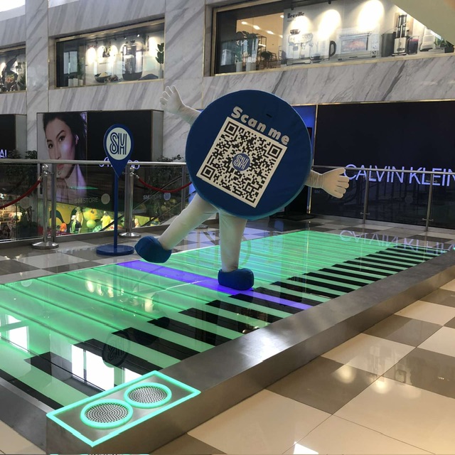 PLAYING THE GIANT PIANO MAKES SHOPPING MORE FUN AT SM STORE MAKATI