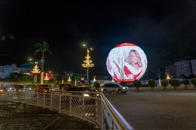 Mariah Carey’s “All I Want For Christmas Is You” returns to No. 1 on Billboard Hot 100