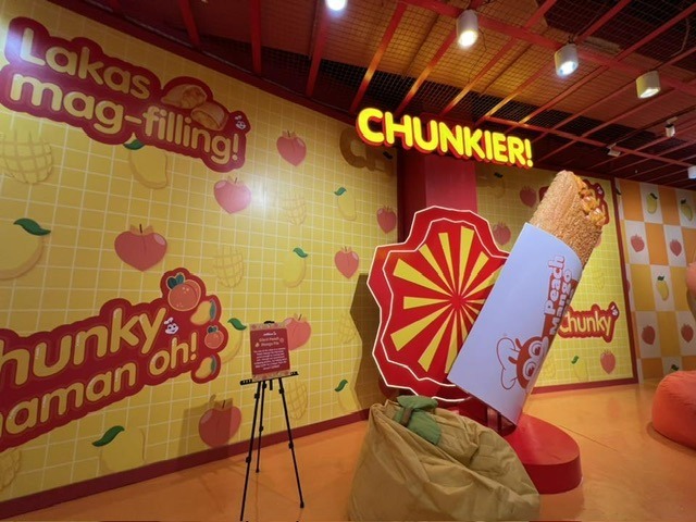 Jollibee’s Peach Mango Pie takes over The Dessert Museum with a chunky twist!