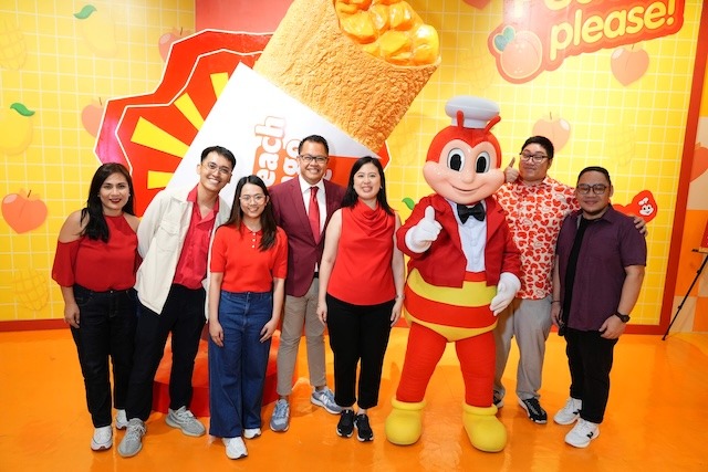 Jollibee’s Peach Mango Pie takes over The Dessert Museum with a chunky twist!