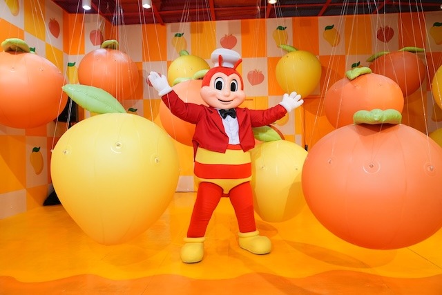 Jollibee’s Peach Mango Pie takes over The Dessert Museum with a chunky twist!