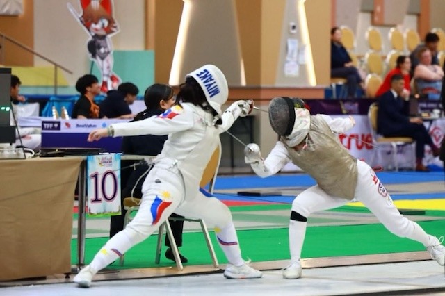 Smart keeps mom connected as daughter pursues international fencing dreams