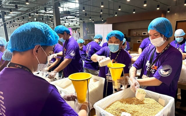 FedEx Volunteers Pack 10,000 Fortified Meals for Children in Cebu